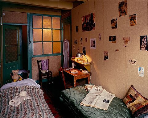 Ehemaliges Zimmer von Anne und Fritz, Fotografie, 1998 © Fotosammlung des Anne Frank Hauses Amsterdam