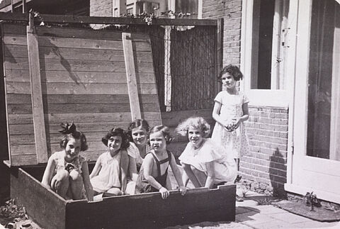 Anne in the sandbox with her friends © Photo collection of the Anne Frank House Amsterdam