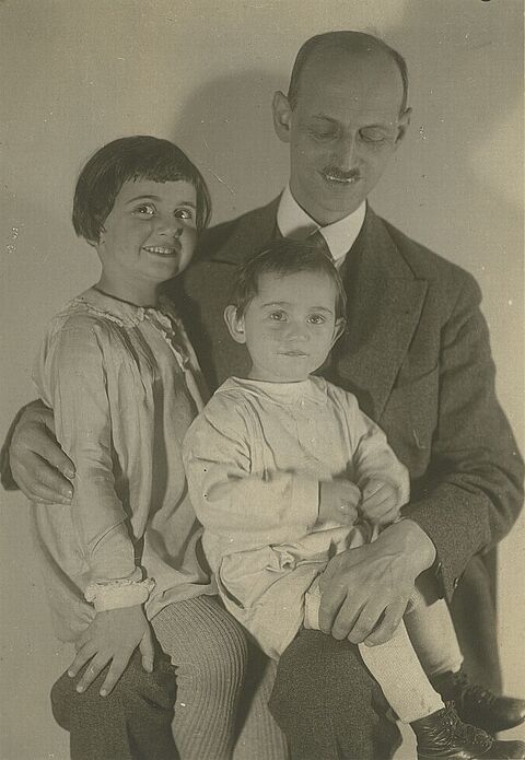Otto Frank mit Margot und Anne, 1931 © Fotosammlung des Anne Frank Hauses Amsterdam