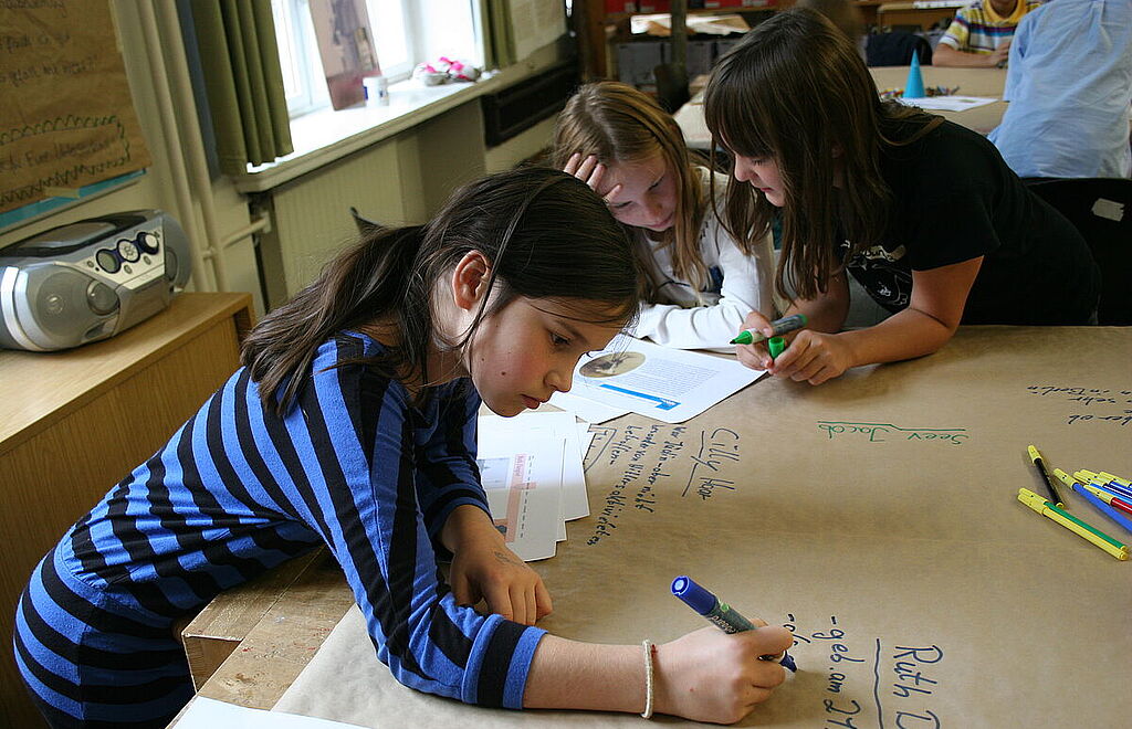 Kinderexpertinnen und Kinderexperten arbeiten in der Lernwerkstatt © Anne Frank Zentrum