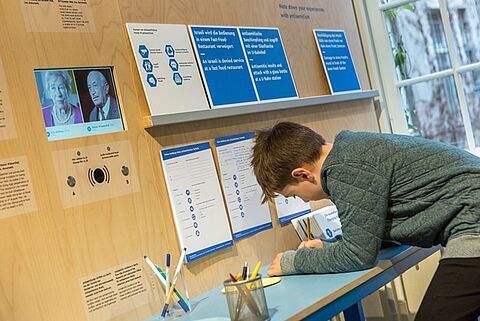 In the exhibition area “How Does Antisemitism Manifest Itself Today?”: Visitors can share their own experiences. © Photo: Mandy Klötzer