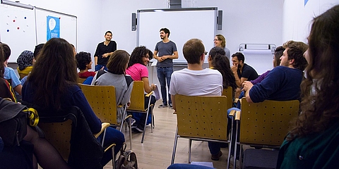 Foto: Jugendliche im Seminarraum