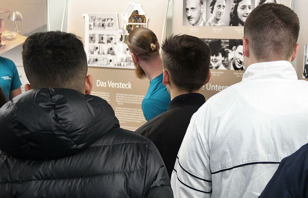 In der Justizvollzugsanstalt Vechta zeigen Peer Guides einer Schulklasse die Anne Frank Ausstellung (2019) © Anne Frank Zentrum