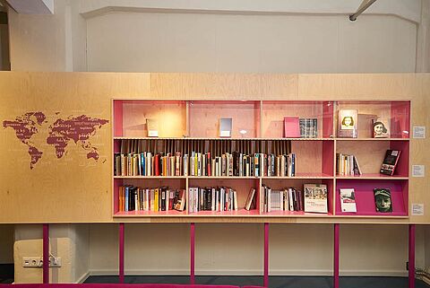 Der Bereich Bibliothek in der Ausstellung, © Foto: Gregor Zielke