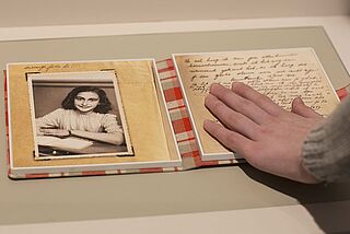 Tastobjekt in der Ausstellung "Alles über Anne" des Anne Frank Zentrums © Ruthe Zuntz