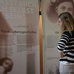Blick in die Ausstellung »‚Lass mich ich selbst sein.‘ Anne Franks Lebensgeschichte«