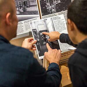 Besucher in der Ausstellung "Alles über Anne" des Anne Frank Zentrums Berlin