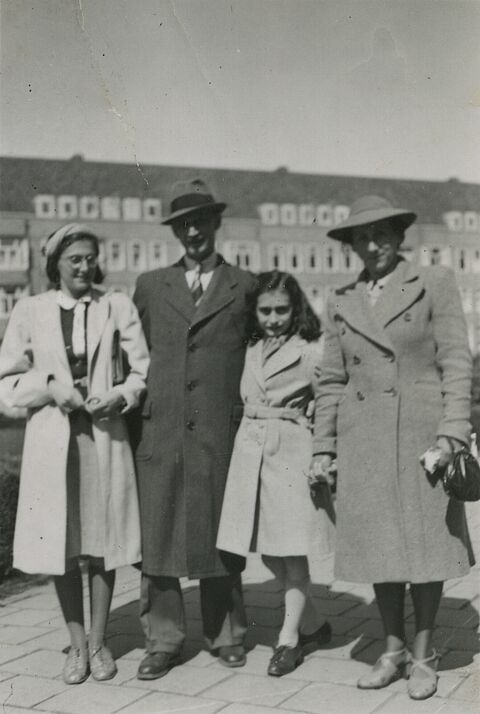 Margot, Otto, Anne and Edith Frank at the Merwedeplein, 1941 © Photo collection of the Anne Frank House Amsterdam