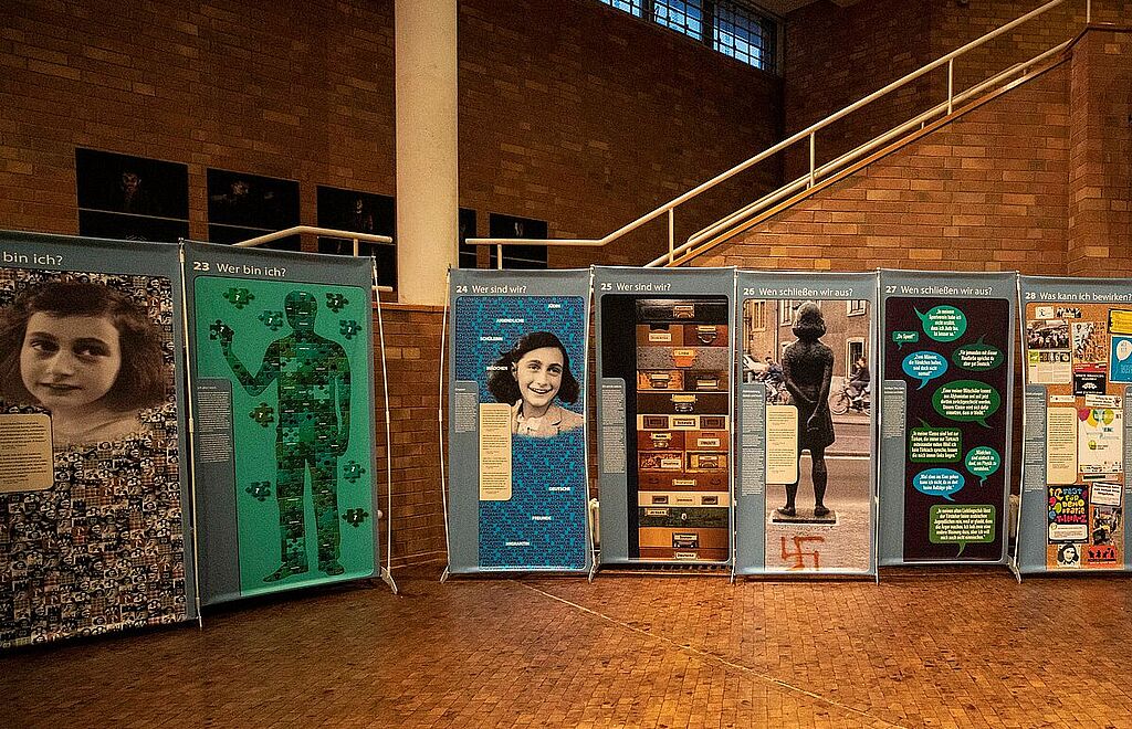 Blick in die Jugendstrafanstalt Plötzensee und die Ausstellung zur Lebensgeschichte  von Anne Frank (2020) © Anne Frank Zentrum, Foto: Ruthe Zuntz