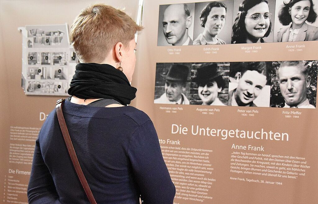 Eine Besucherin der Ausstellung in der Berliner Justizvollzugsanstalt für Frauen (2017) © Anne Frank Zentrum
