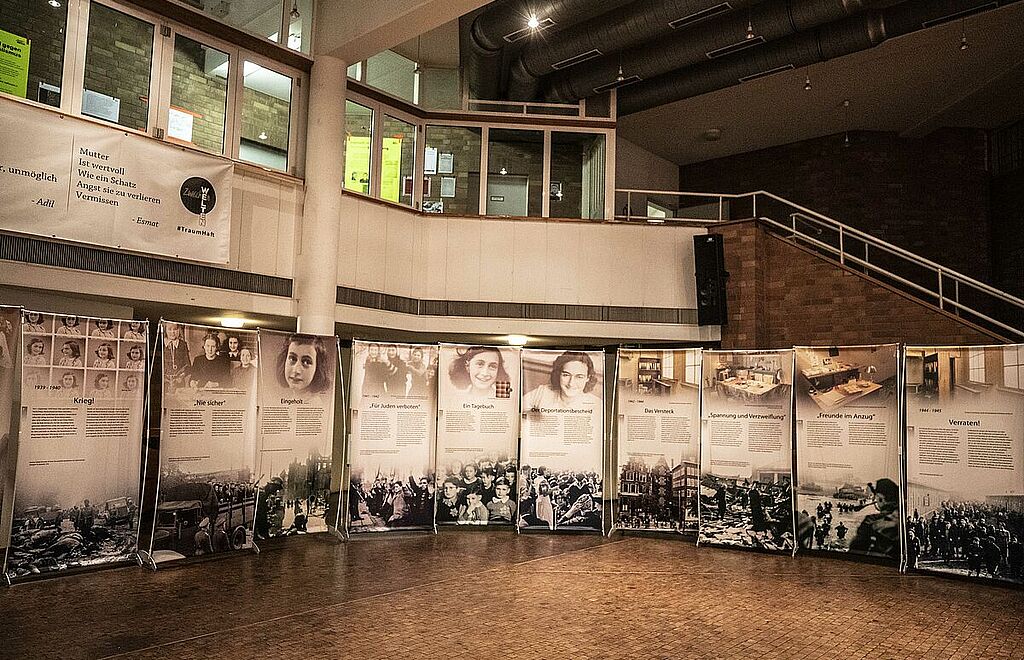 Ein Teil der Ausstellung beschäftigt sich mit Anne Franks Gedanken und ihrer Bedeutung für die Gegenwart (JSA Plötzensee, 2020) © Anne Frank Zentrum, Foto: Ruthe Zuntz