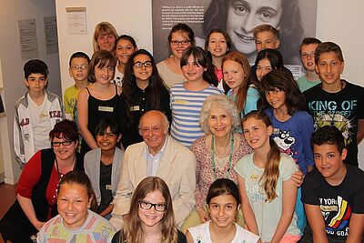 Buddy Elias mit Schülerinnen und Schülern der Anne Frank Grundschule 2014